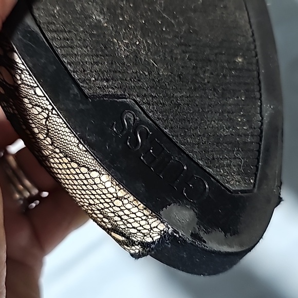 GUESS Black/ Lace Pumps - Picture 8 of 9